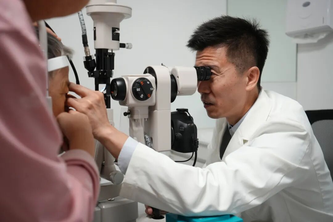 十年信赖，两场手术为聋哑阿姨守住光明！